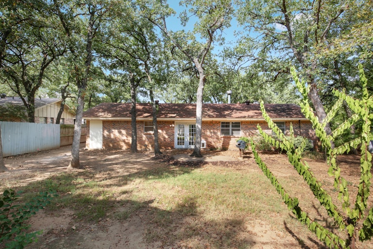 Photo 5 of 25 - 1241 King Dr, Bedford, TX 76022