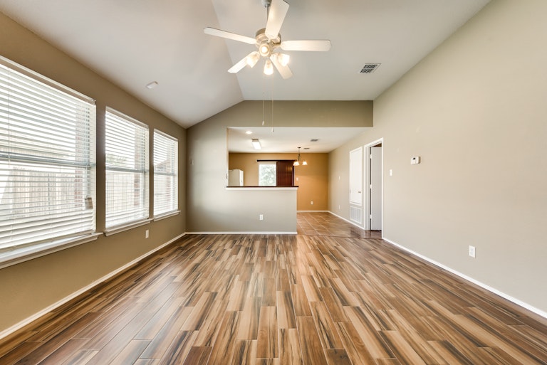 Photo 4 of 27 - 705 Baldwin Rd, Wylie, TX 75098