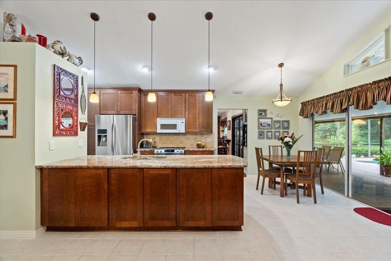 Photo 13 of 42 - 4904 Dewey Rose Ct, Tampa, FL 33624