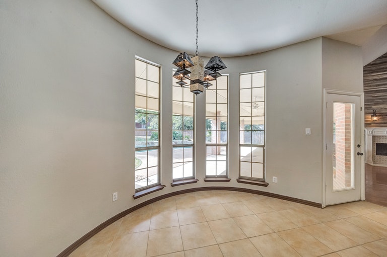 Photo 9 of 32 - 1105 NW Renfro St, Burleson, TX 76028