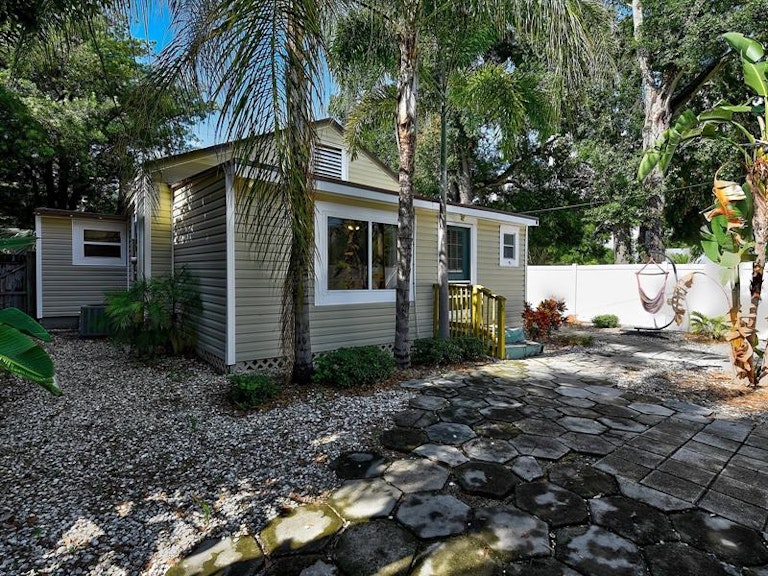 Photo 35 of 42 - 2010 Burlington Ave N, Saint Petersburg, FL 33713