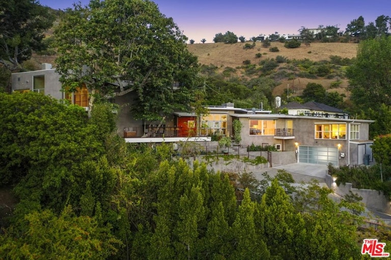 Photo 3 of 51 - 5611 Park Oak Pl, Los Angeles, CA 90068