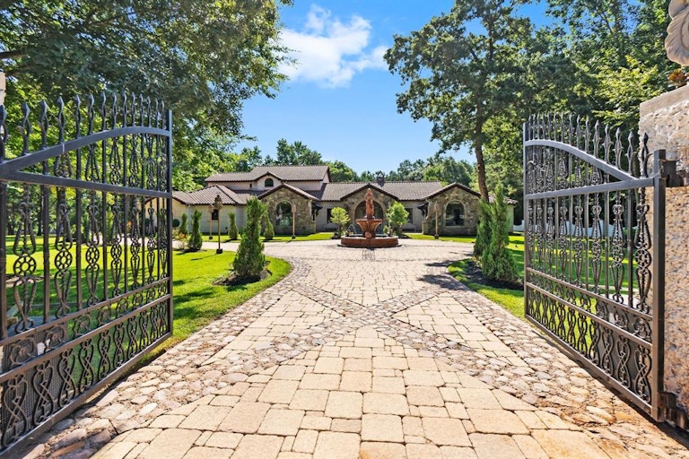 Photo 2 of 51 - 2426 Blue Lake Dr, Magnolia, TX 77354