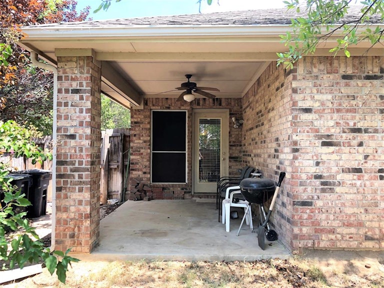 Photo 31 of 33 - 720 Red Elm Ln, Fort Worth, TX 76131