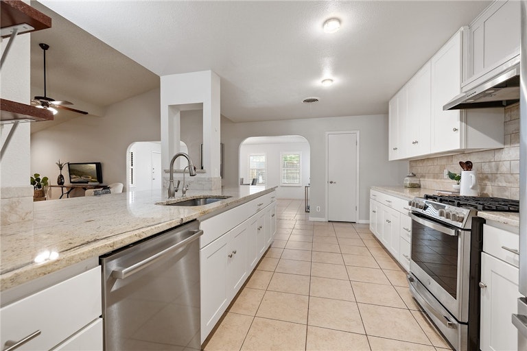 Photo 14 of 39 - 2915 Gabriel View Dr, Georgetown, TX 78628