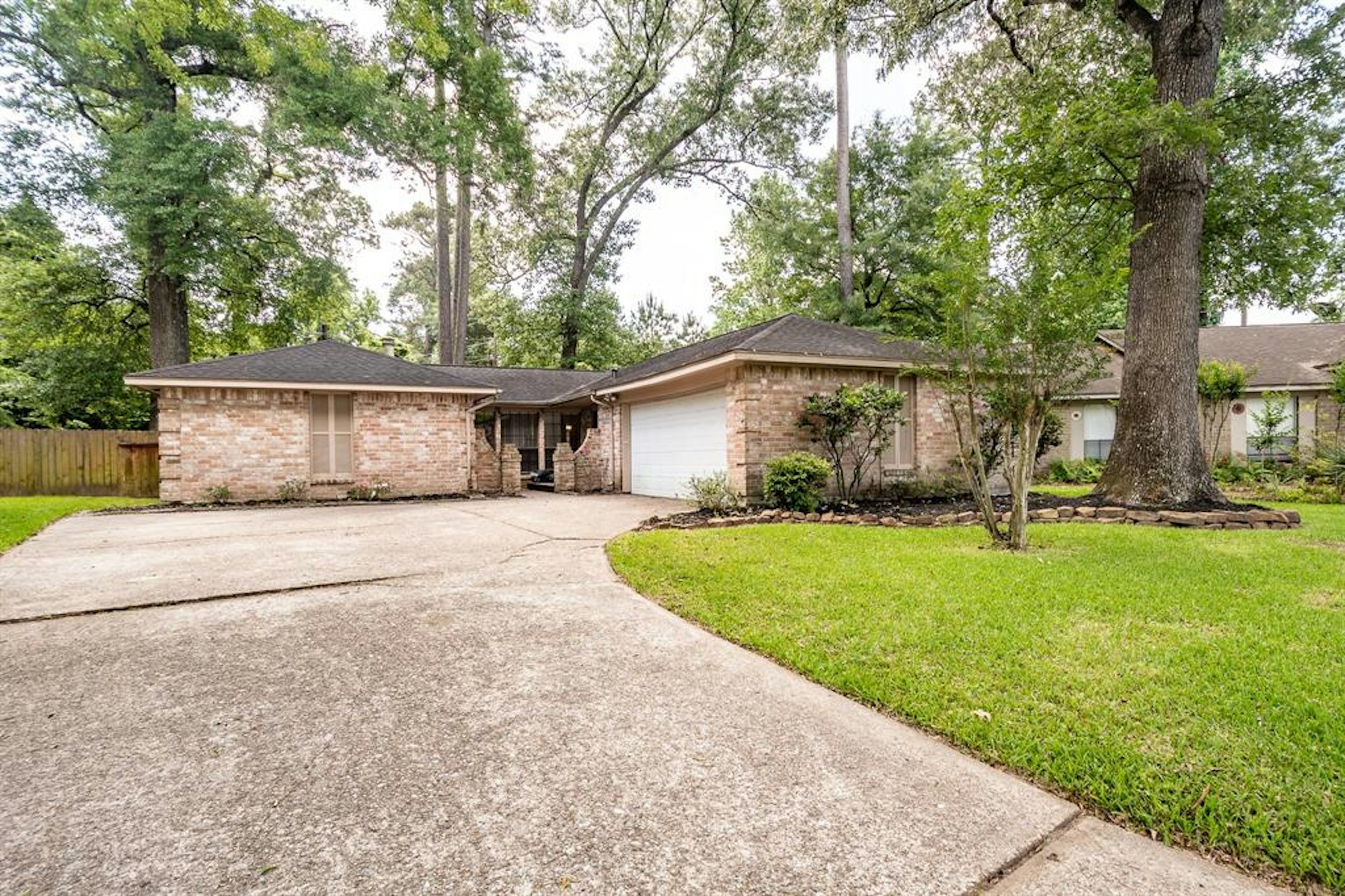 Photo 1 of 33 - 2774 Tinechester Dr, Kingwood, TX 77339