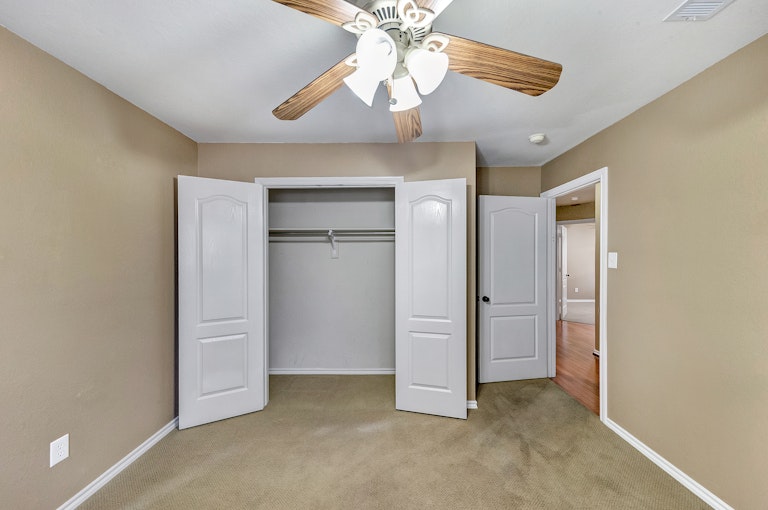 Photo 25 of 28 - 2225 Park Hurst Dr, Arlington, TX 76001