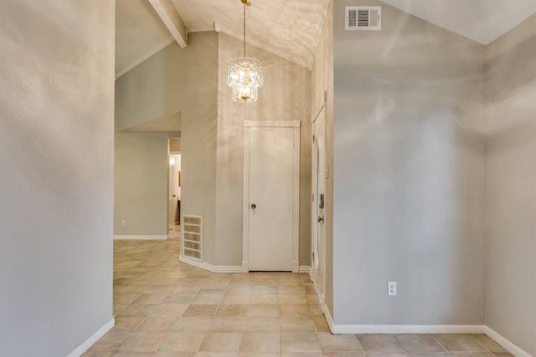 Photo 13 of 23 - 505 Country View Ln, Garland, TX 75043