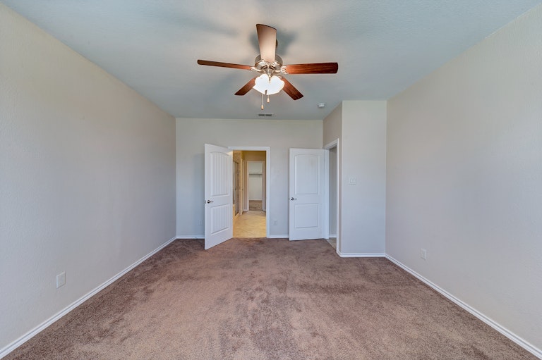 Photo 14 of 28 - 4701 Red Gate Cir, Keller, TX 76244