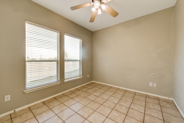Photo 18 of 24 - 1641 Mary Ln, Aubrey, TX 76227
