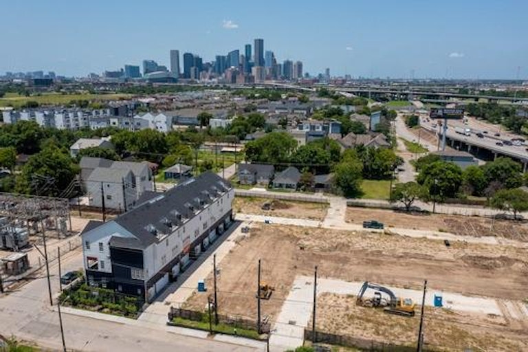 Photo 3 of 13 - 818 Cage St, Houston, TX 77020