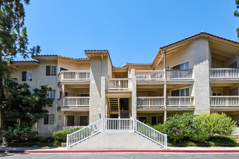 Photo 1 of 27 - 5728 Oak Bend Ln #312, Oak Park, CA 91377
