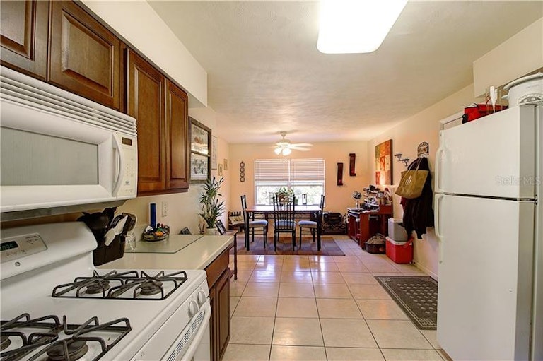 Photo 10 of 19 - 245 E Beach St, Groveland, FL 34736