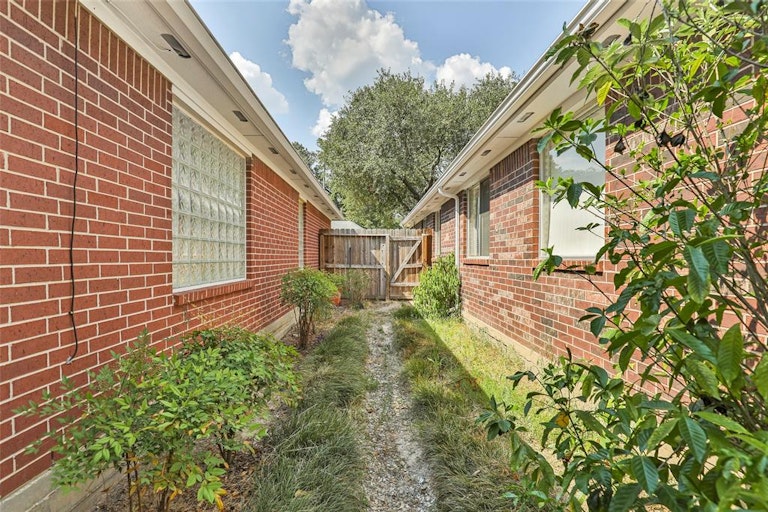 Photo 8 of 30 - 20023 Atasca Villas Dr, Humble, TX 77346