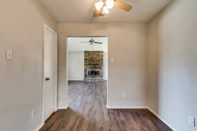 Photo 14 of 28 - 3917 Lois Cir, Rowlett, TX 75088