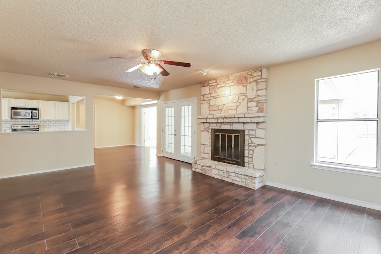 Photo 5 of 27 - 4707 Pebble Gln, San Antonio, TX 78217