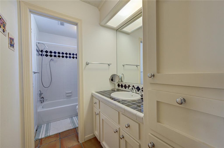 Photo 24 of 33 - 2405 McDuffie St, Houston, TX 77019