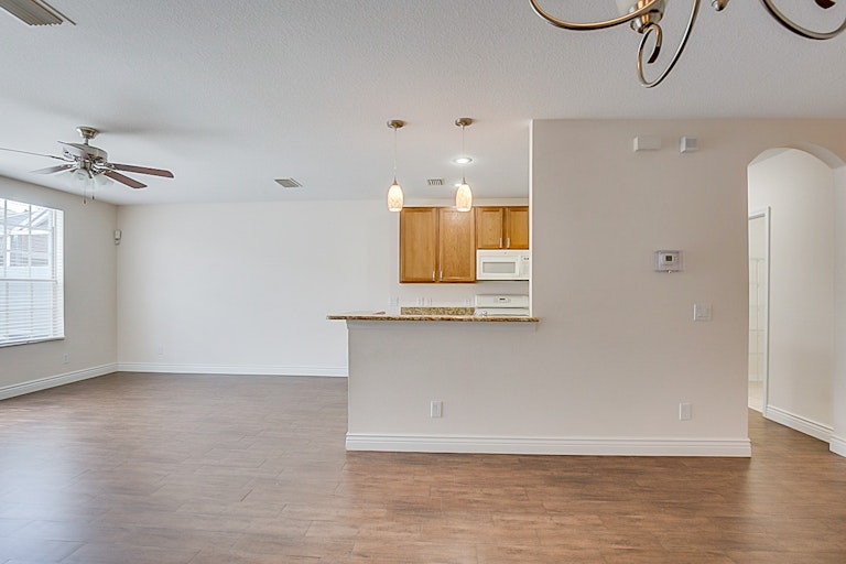 Photo 8 of 21 - 17056 Dorman Rd, Lithia, FL 33547