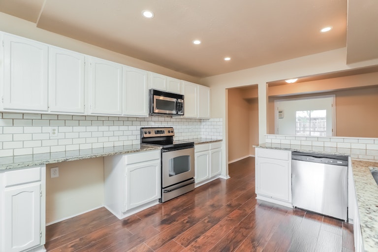 Photo 12 of 27 - 4707 Pebble Gln, San Antonio, TX 78217