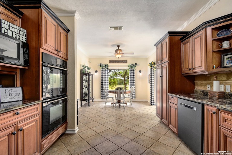 Photo 14 of 51 - 1359 E Ammann Rd, Bulverde, TX 78163
