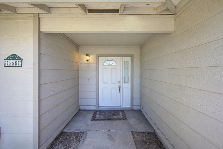 Photo 3 of 37 - 660 Tailwind Dr, Sacramento, CA 95838