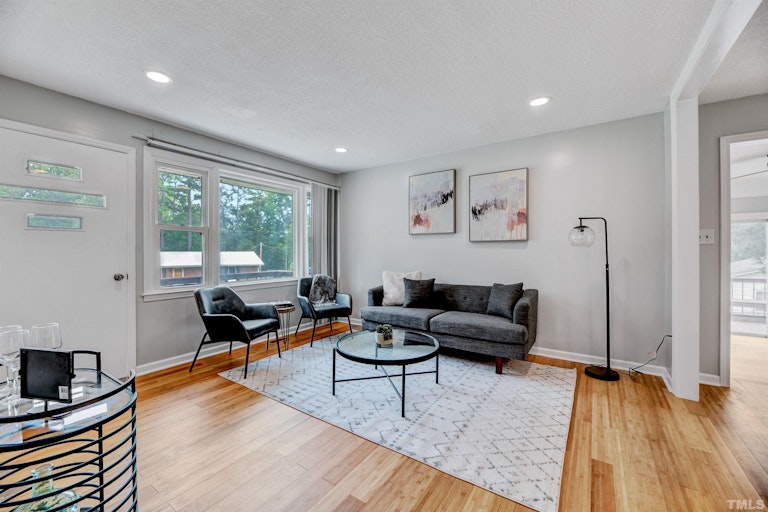 Photo 6 of 36 - 818 Shannon Dr, Chapel Hill, NC 27516