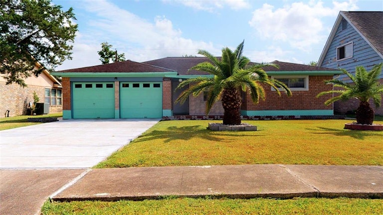 Photo 1 of 48 - 10811 Sagevale Ln, Houston, TX 77089