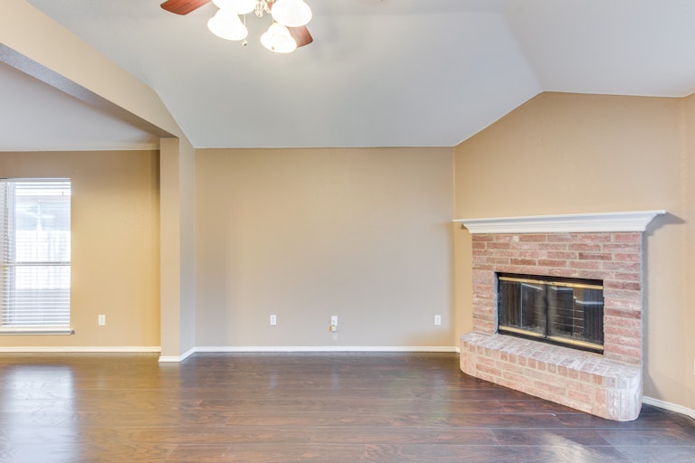 Photo 14 of 28 - 5717 Magnum Dr, Arlington, TX 76018
