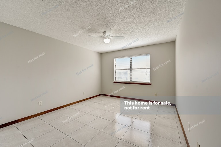 Photo 6 of 32 - 8460 Rockridge Dr, Jacksonville, FL 32244