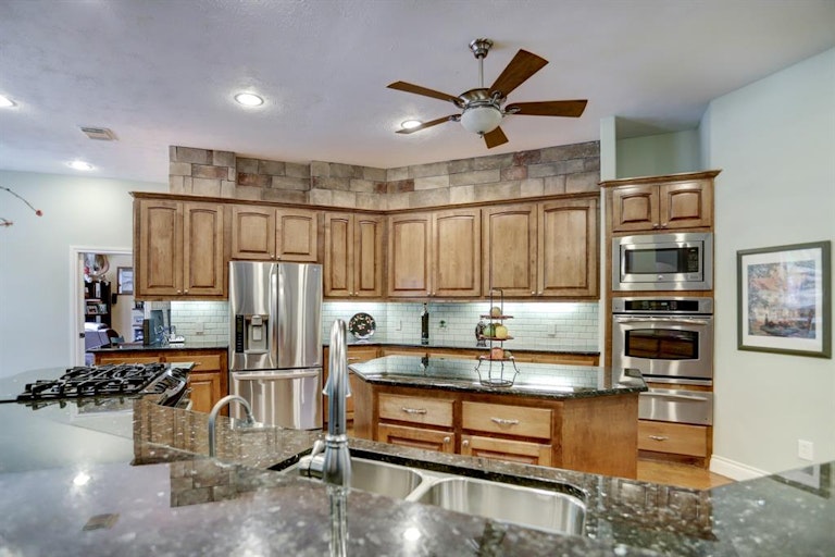 Photo 10 of 34 - 7811 Bent Green Ln, Spring, TX 77389