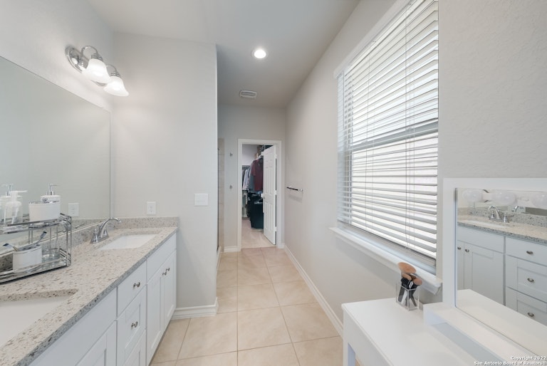 Photo 16 of 26 - 5503 Burr Blf, San Antonio, TX 78266