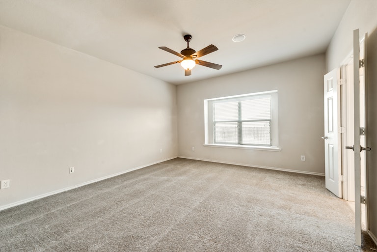 Photo 14 of 27 - 9864 Gallatin Ln, Fort Worth, TX 76177