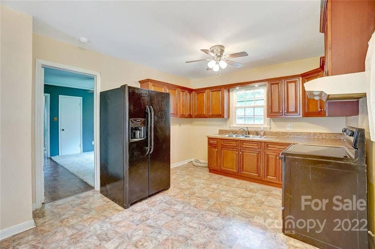 Photo 12 of 36 - 1320 Shannonhouse Dr, Charlotte, NC 28215