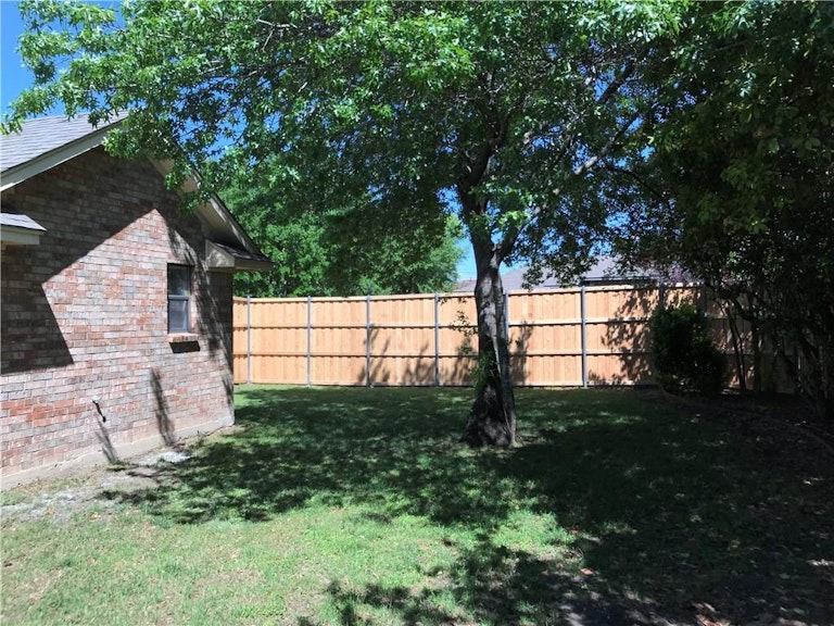 Photo 25 of 30 - 516 Tealridge Ln, Desoto, TX 75115