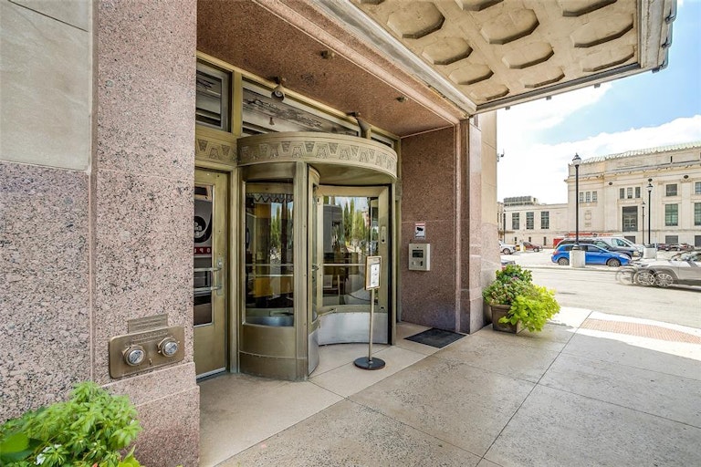 Photo 3 of 30 - 221 W Lancaster Ave #7010, Fort Worth, TX 76102