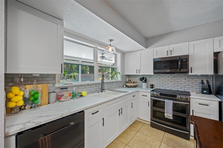 Photo 9 of 39 - 4713 Bullock Ct, Tampa, FL 33624
