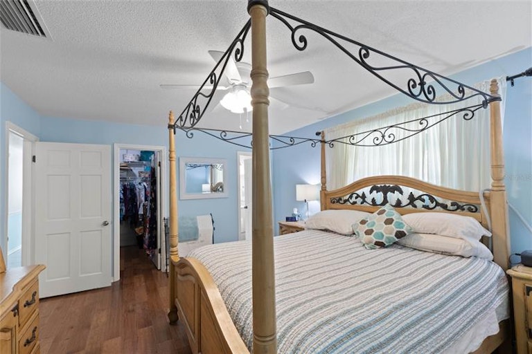 Photo 18 of 56 - 721 W Nelson St, Tavares, FL 32778