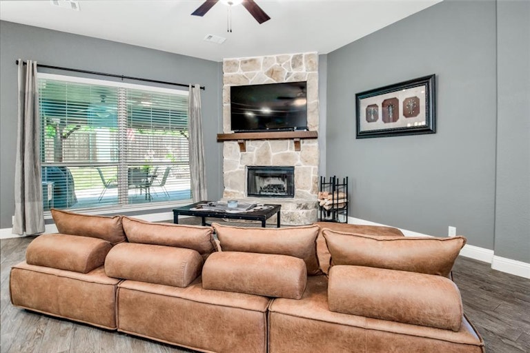 Photo 11 of 39 - 8100 Bonanza St, Aubrey, TX 76227