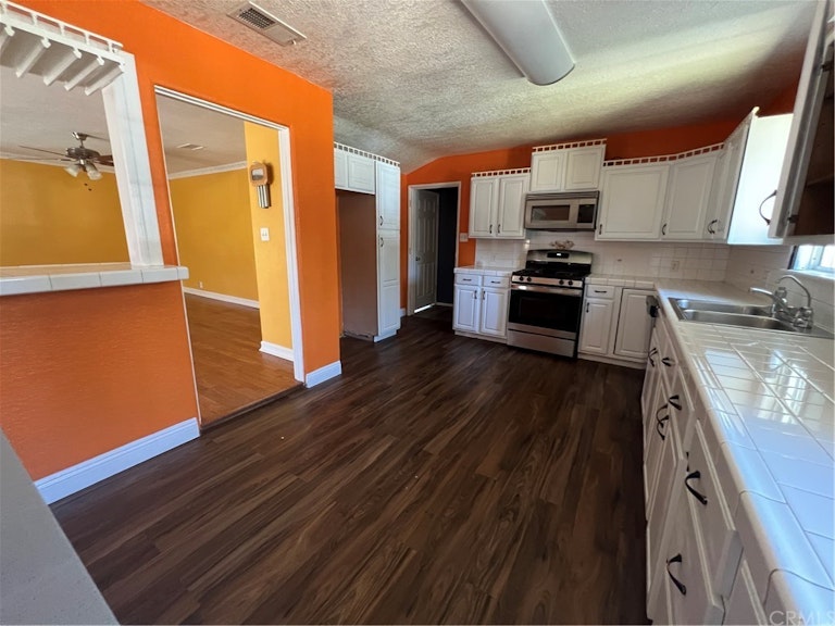 Photo 10 of 43 - 13944 Hartland St, Van Nuys, CA 91405