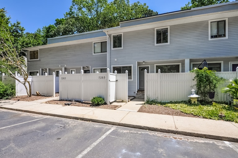 Photo 21 of 25 - 7265 Sandy Creek Dr, Raleigh, NC 27615