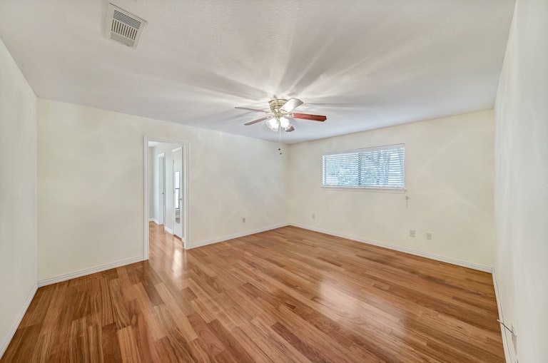 Photo 15 of 32 - 2233 Stafford Dr, Arlington, TX 76012