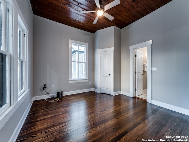 Photo 16 of 32 - 1139 S Saint Marys St, San Antonio, TX 78210