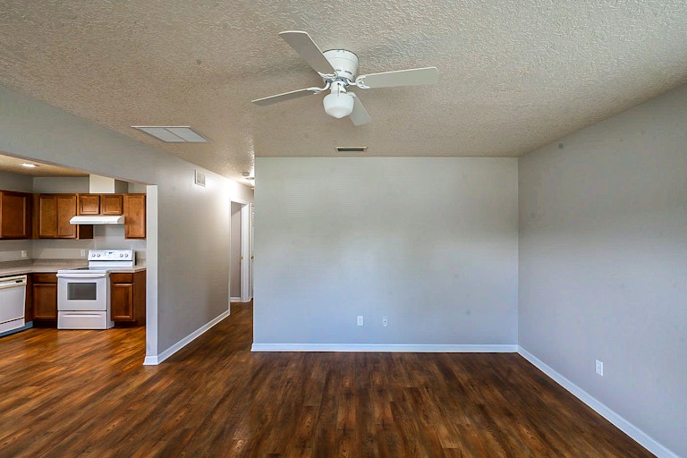 Photo 10 of 23 - 104 W Silverton St, Minneola, FL 34715