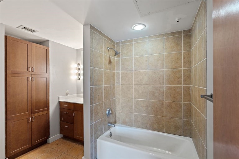 Photo 17 of 32 - 711 W 26th St #701, Austin, TX 78705