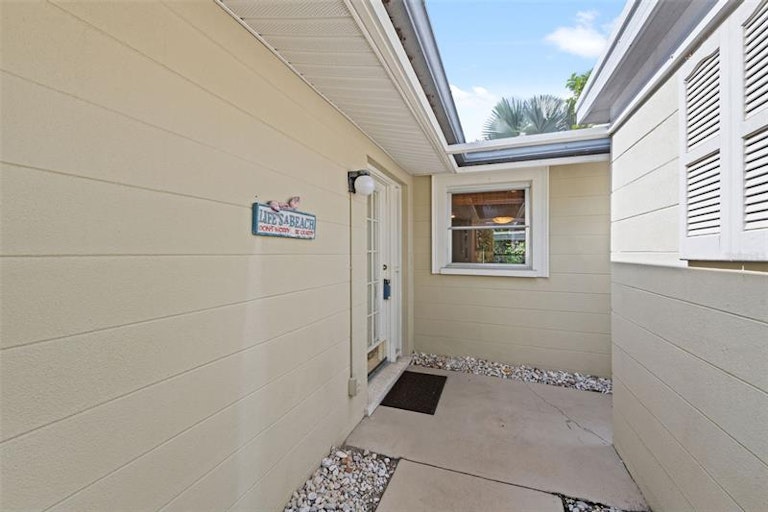 Photo 7 of 41 - 2331 Terry Ln, Sarasota, FL 34231