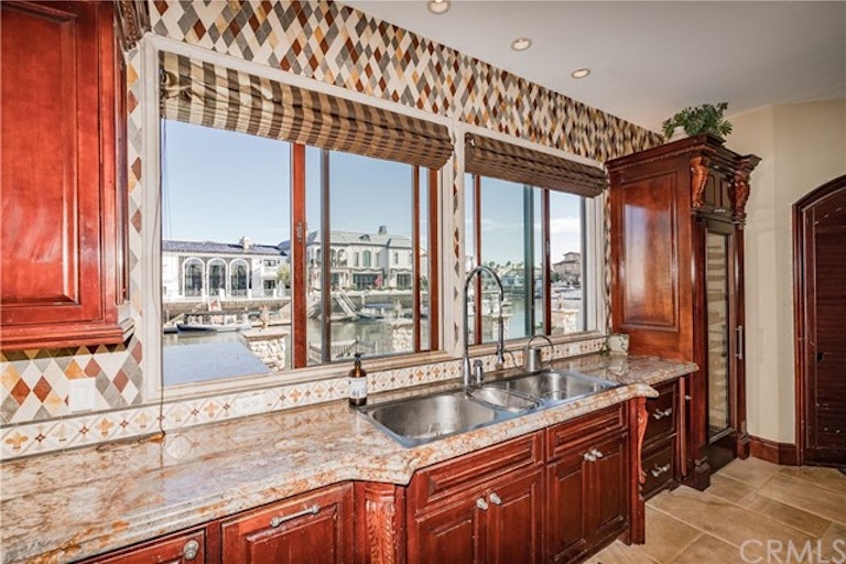 Photo 11 of 24 - 16722 Baruna Ln, Huntington Beach, CA 92649