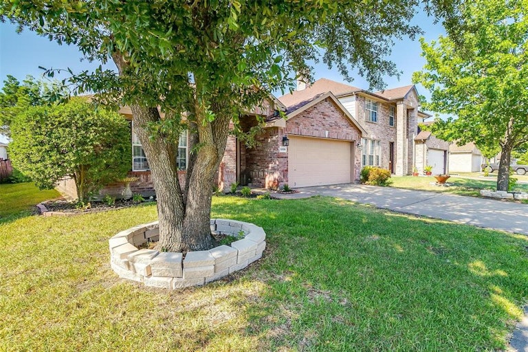 Photo 4 of 40 - 10109 Chapel Rock Dr, Fort Worth, TX 76116
