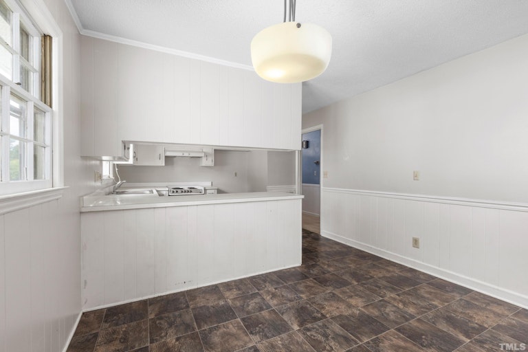 Photo 10 of 31 - 601 Wedgewood Ave, Zebulon, NC 27597