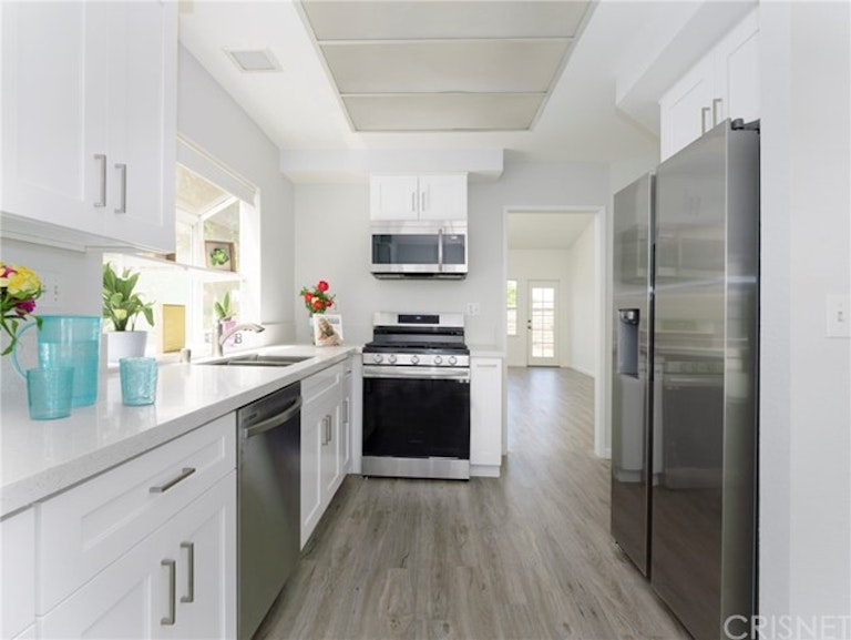Photo 3 of 28 - 27237 Blakely Pl, Valencia, CA 91354