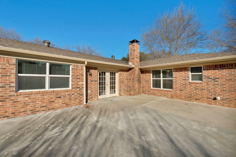Photo 24 of 24 - 1800 Timberline Dr, Benbrook, TX 76126